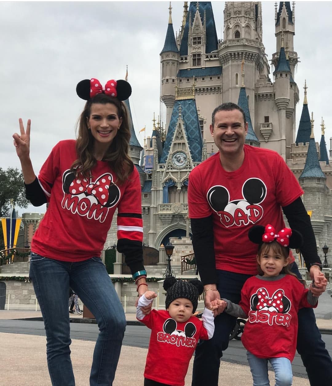 Para Alan Tacher la familia es lo más importante. A través de sus redes sociales ha compartido muchos instantes felices, como esta imagen donde podemos apreciar un viaje a Disney con los más pequeños.
<br>