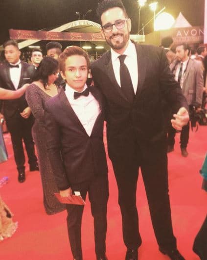 En abril de 2016, Carlos publicó esta instantánea junto al protagonista de 'Pedro, el escamoso', Miguel Varoni. Al pie de la misma, Kajú escribió: "Gran reencuentro, después de muchos años, nos reencontramos. Es muy bonito para mí el haber tenido el honor de trabajar a su lado, aún le tengo mucho cariño y respeto; Pedro Coral y Pedrito Coral Jr.".