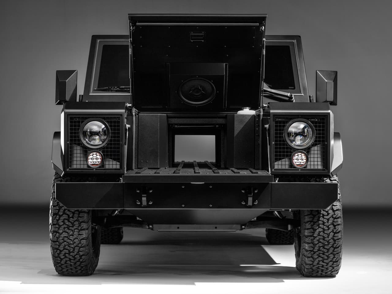 Bollinger Motors planea fabricar sus modelos B1 y B2 con los que pretende conquistar el segmento de las SUVs y pickups. Ambos modelos son motivados por motores eléctricos y cuentan con atractivas características para dominar hasta los terrenos más desafiantes.