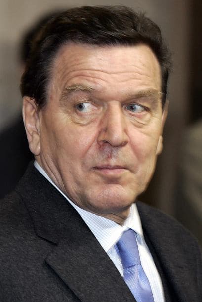 Además de ser fuertemente criticado por gestionar un préstamo de $1,400 millones, a favor de una empresa que tenía un monopolio estatal de petróleo en Rusia, a un mes antes de renunciar a su cargo.