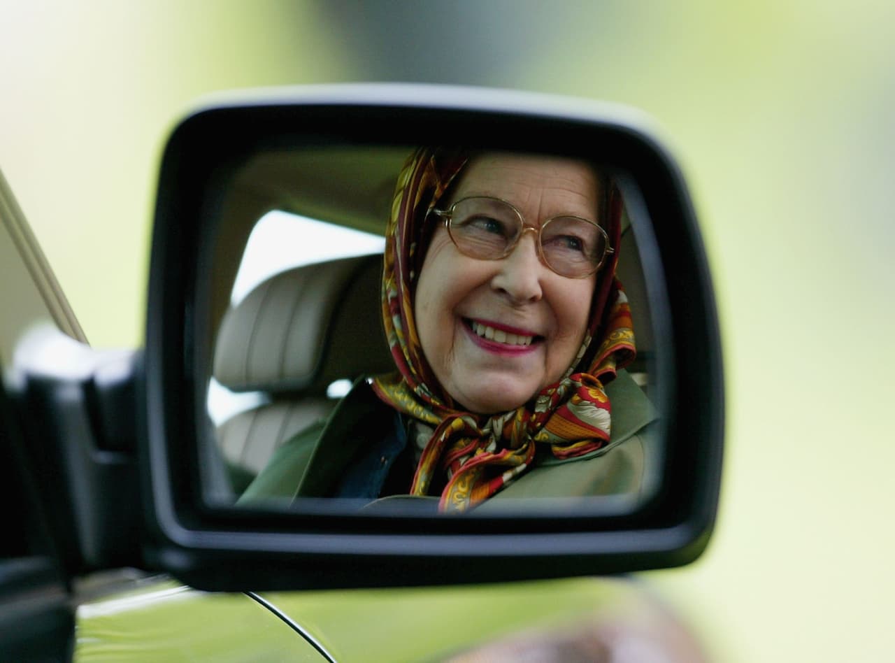 La reina es feliz cuando maneja ss Range Rover en condiciones todoterreno por las áreas adyacentes a su castillo de Sandringham en Escocia.