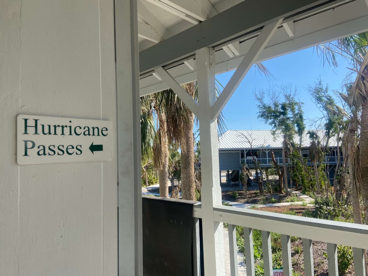 <i>Un letrero “Pases de Huracán” está colgado en el edificio del Ayuntamiento de Sanibel tras el paso del Huracán Ian. Las autoridades de Sanibel limitaron el acceso a esta comunidad adinerada emitiendo pases de huracán para los trabajadores de restauración. </i>