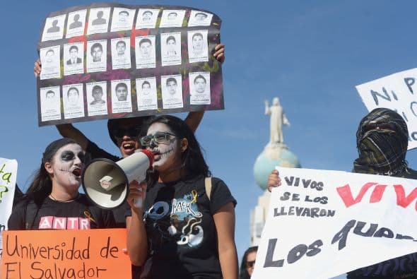 "Vivos se los llevaron, vivos los queremos", es la consigna que toman como suya los estudiantes centroamericanos.