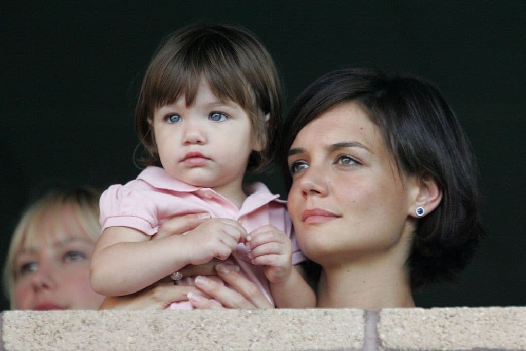 Los famosos tuvieron una hija en común, Suri Cruise, quien tuvo que crecer sin su papá debido a que Katie Holmes pidió la custodia completa de la niña por una razón: para protegerla de la cienciología.