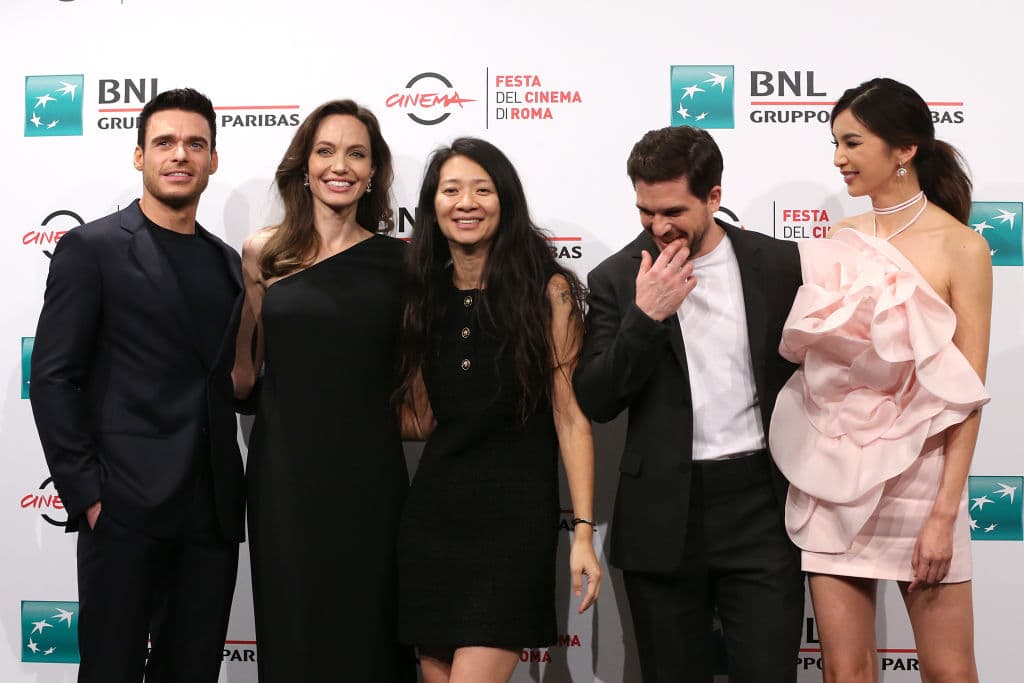 Previo a la pasarela en la alfombra roja, Angelina Jolie estuvo presente en una conferencia de prensa junto a la directora de 'Eternals', Chloé Zhao, y parte del elenco de la cinta que incluía a Richard Madden, Kit Harington y Gemma Chan.