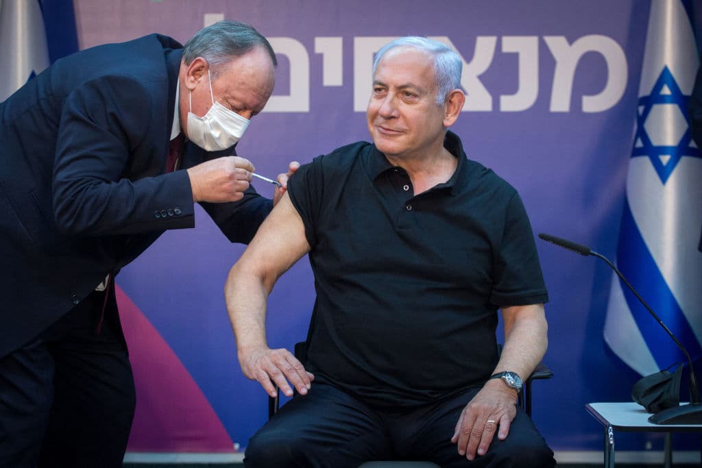 <b>Benjamín Netanyahu</b>, primer ministro de
<b>Israel</b>, fue administrado con la segunda dosis de la vacuna contra covid-19 en el centro médico de Sheba en Ramat Gan el 9 de enero de 2021.