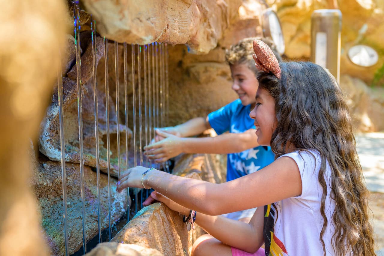 La meta de Journey of Water es inspirar a visitantes de todas las edades a proteger y apreciar el agua que conecta y da vida al mundo.