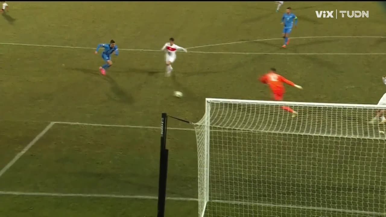¡Se duerme el portero! Güler pone el ter gol para Turquía