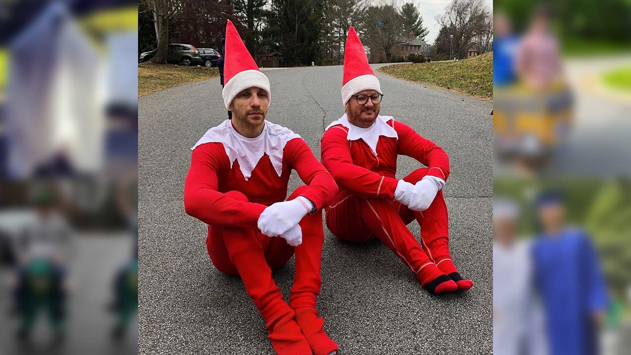 Adam y Nick se dieron cuenta que después de dejar a sus hijas en el autobús, éste regresaba por la misma calle minutos después después.