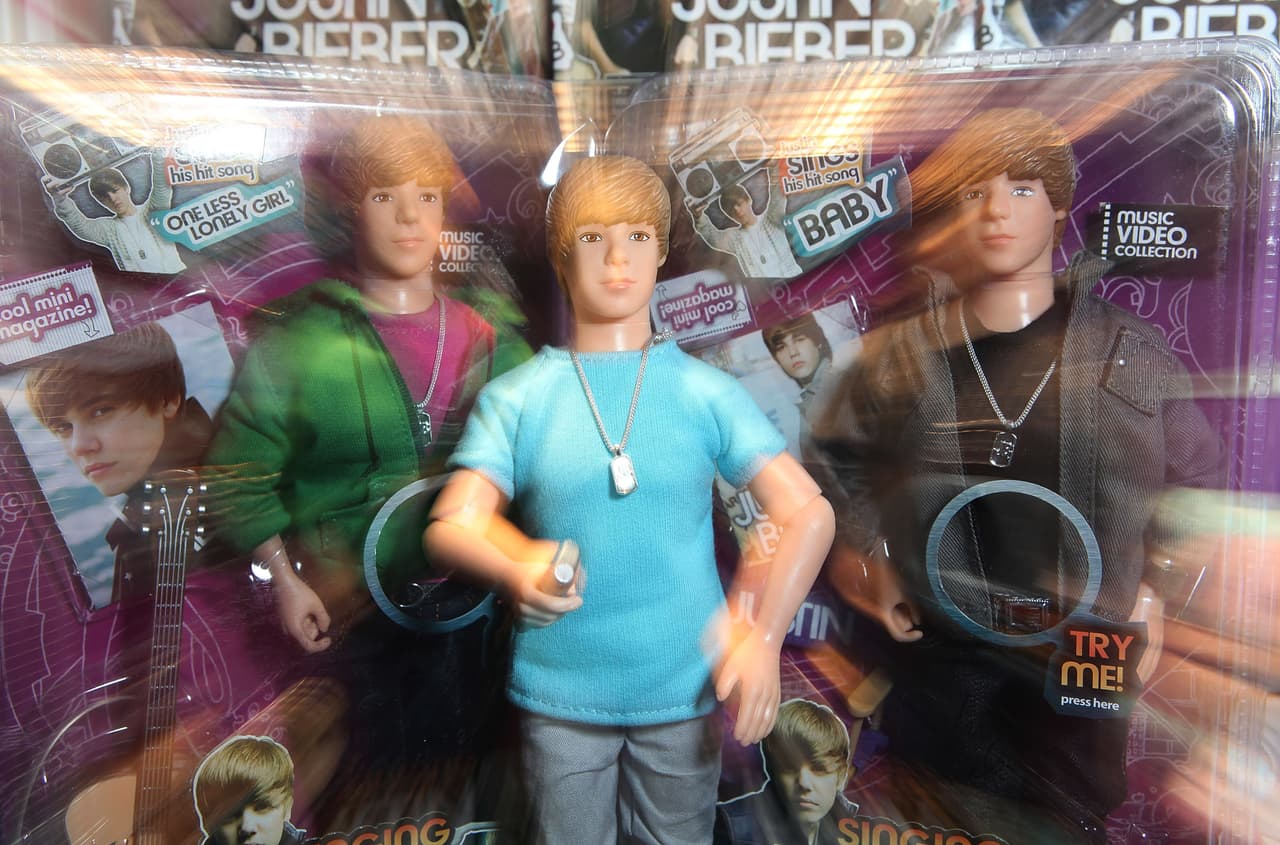 Incluso el intérprete de 'Sorry' también cuenta con un modelo a escala de su persona, el cual luce el peculiar corte de cabello que solía usar al inicio de su carrera y algunos de sus looks.