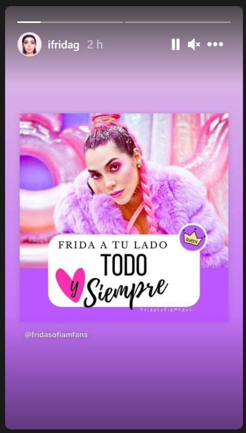 En sus historias de Instagram, también tuvo actividad. Colgó esta imagen compartida desde una cuenta de sus fans.