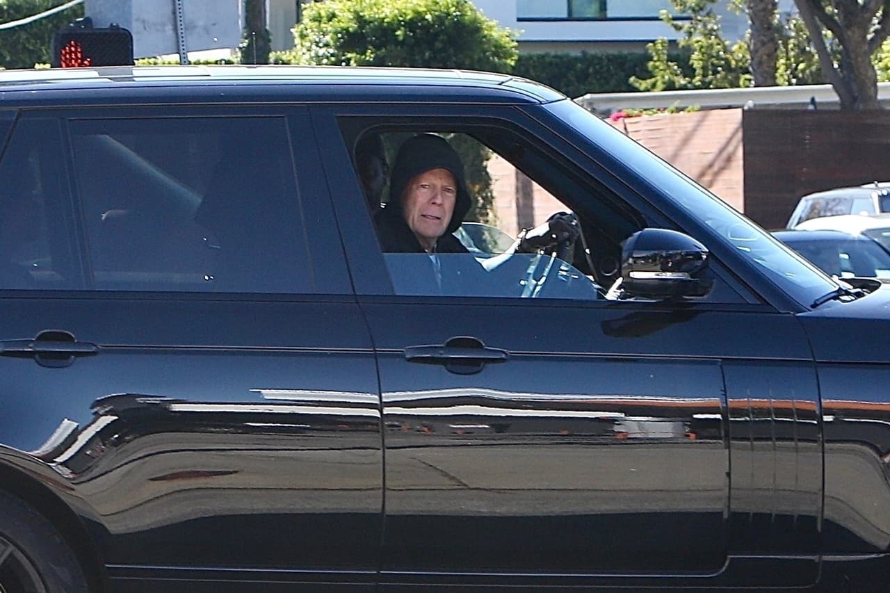 Bruce Willis luce una sudadera con capucha negra mientras disfruta de un paseo por Los Ángeles.