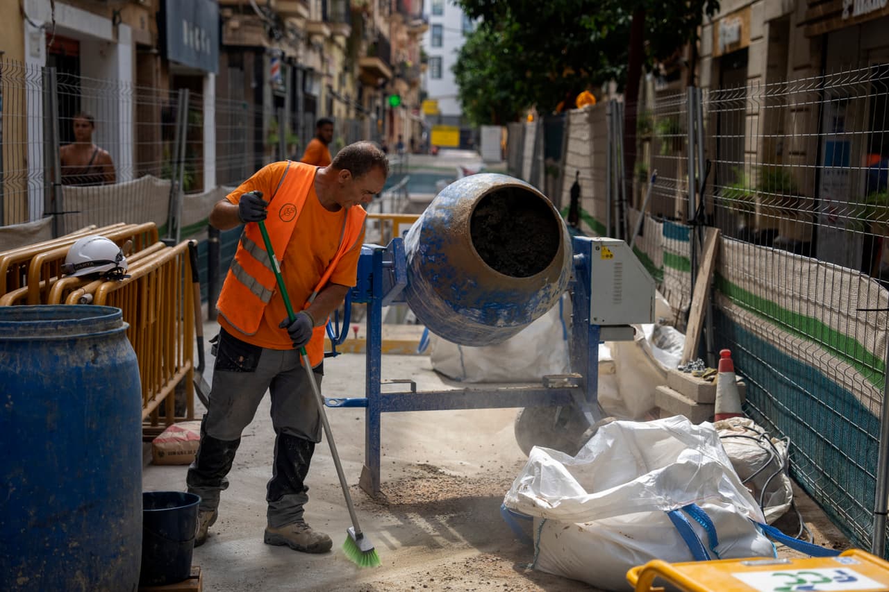 Será más fácil estudiar y trabajar en España: claves de una reforma que busca mano de obra extranjera 