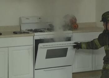 Si su comida se incendia dentro de un sartén o del horno, se recomienda tapar y apagar los aparatos. Si el fuego no para, debe llamar a los cuerpos de rescate.