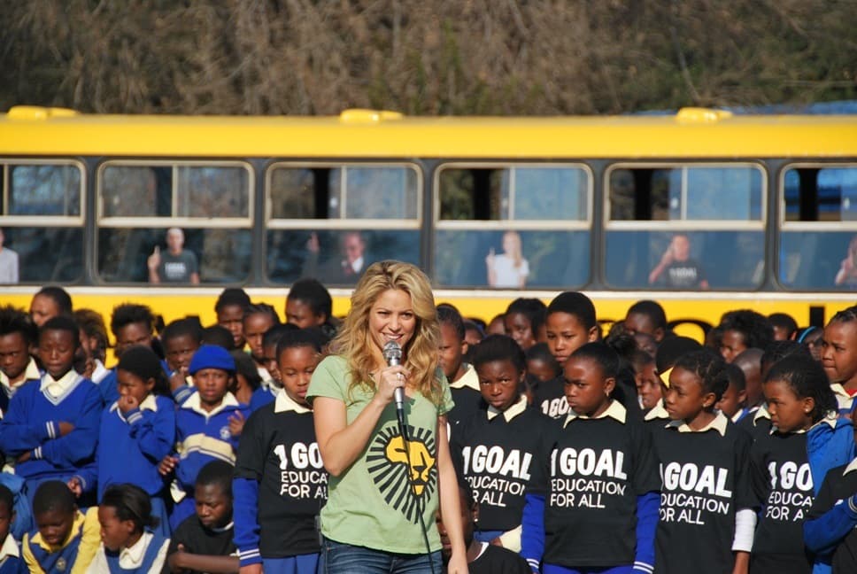 Shakira llegó como embajadora de la campaña 1Goal a Soweto, Sudáfrica, para entender las necesidades de los niños, en busca de mejorar la calidad de su educación. Junio de 2010.