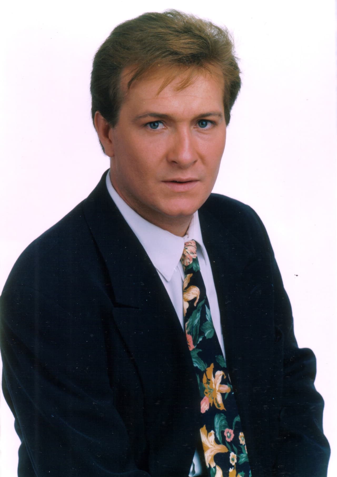 En "Vivir un poco" el actor le dio vida a "Adrián Merisa Obregón" y fue la actuación con que despuntó su carrera actoral. Arturo Peniche levantó la estatuilla muy orgulloso y se lo llevó a casa.