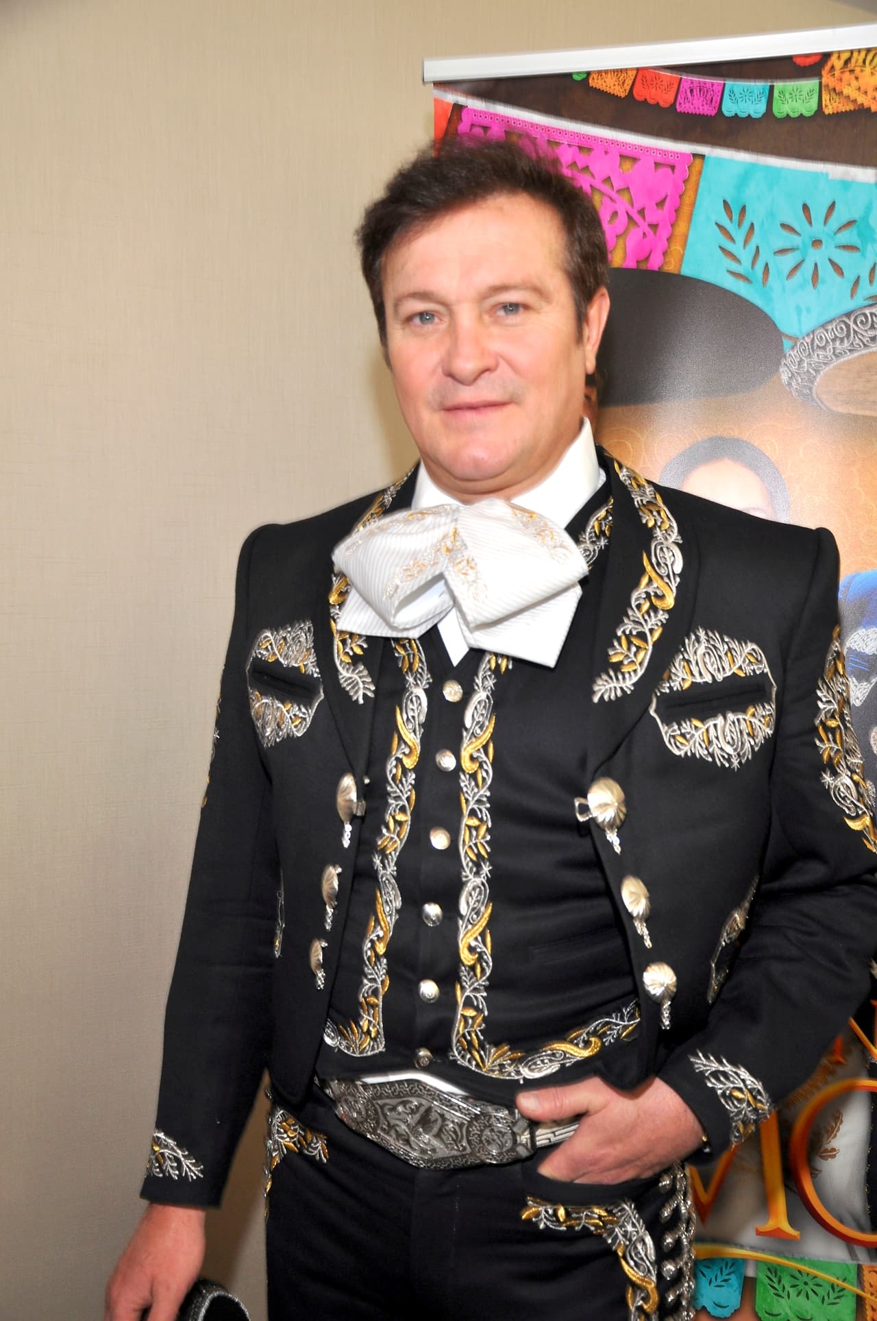 El actor también emprendió en el mundo musical y sigue cosechando éxitos en las novelas. Suma 39 novelas en su carrera y en su vida personal tiene un matrimonio desde hace 28 años y dos hijos; Brandon y Khiabet, ambos han seguido sus pasos en la actuación.