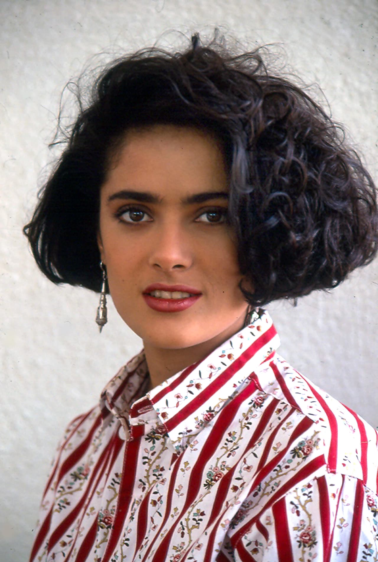 "Teresa" fue la historia que detonó el gran éxito de Salma Hayek y en la octava entrega de los Premios TVyNovelas fue reconocida como la Revelación femenina. Esa noche de 1990 la actriz levantó la estatuilla con mucho orgullo y sin imaginar todo lo que vendría en su carrera.