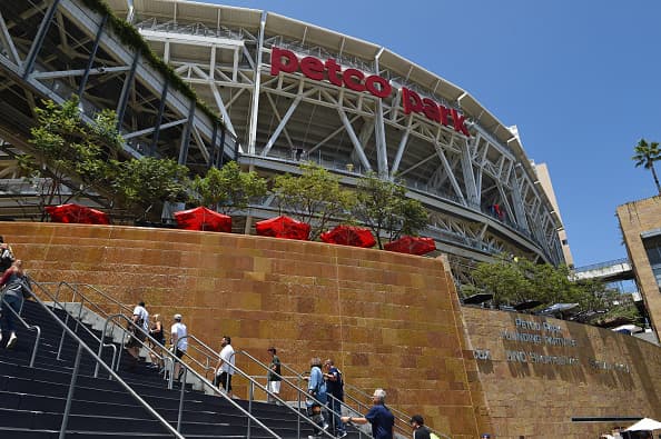 Tragedia en el estadio Petco Park: Mueren una madre y su hijo de 2 años al caer del tercer nivel 
