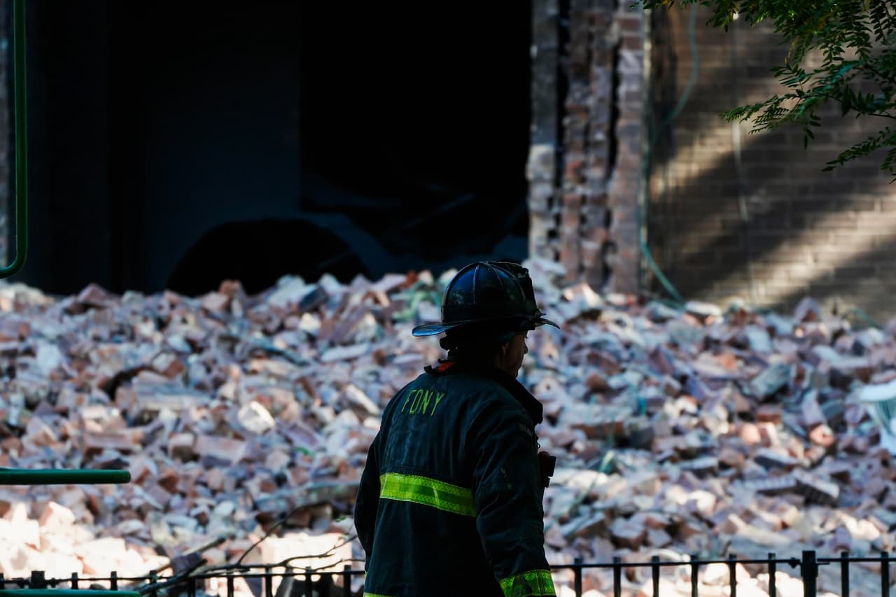 Aunque inspectores aseguran que el resto del inmueble es estable, residentes viven sin gas, agua caliente ni calefacción. Algunos optaron por quedarse, mientras otros fueron reubicados temporalmente en hoteles.