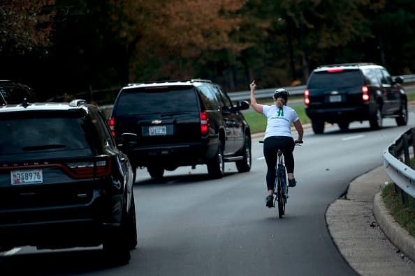 El día que fue captada la imagen en 2017 Trump se dirigía a la Casa Blanca luego de haber pasado la tarde en un campo de golf en Sterling, Virginia.