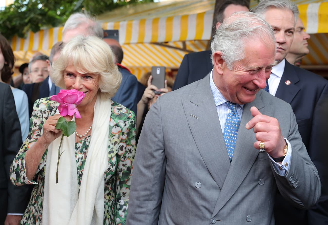 Hay algo en el aire de Niza. Aquí el príncipe es todo risas, mientras Camilla se regodea oliendo una flor.