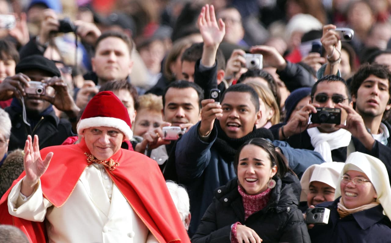 En diciembre de 2005, Benedicto enterneció a millones con un gorrito rojo que evocó a la vestimenta de Santa Claus.