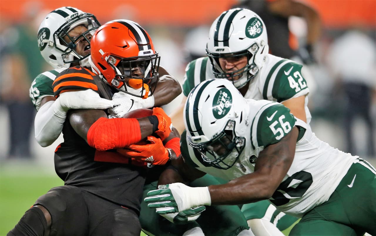 Y en el comienzo del partido no le fue nada bien a Taylor. Aquí siendo capturado por tres jugadores defensivos de los Jets, cuya defensa estuvo mordiendo todo el tiempo.