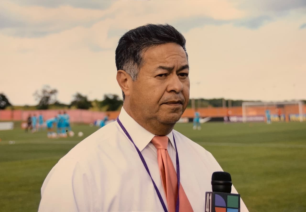 Su primera oportunidad en televisión en la capital del mundo, fué precisamente en WXTV Canal 41, a donde llegó como la voz del canal, luego tuvo la oportunidad como presentador de deportes.