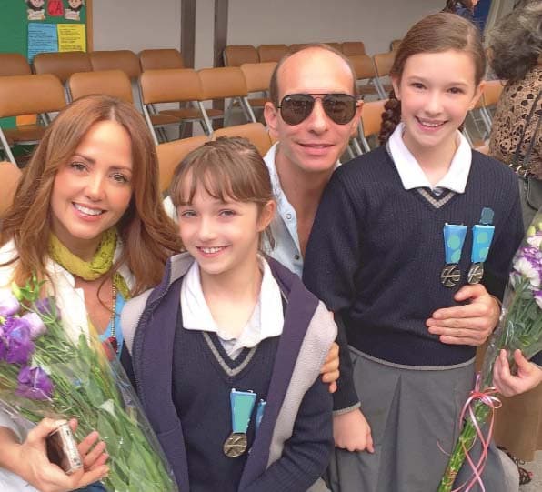 Andrea y Erick están muy orgullosos de sus pequeñas hijas.