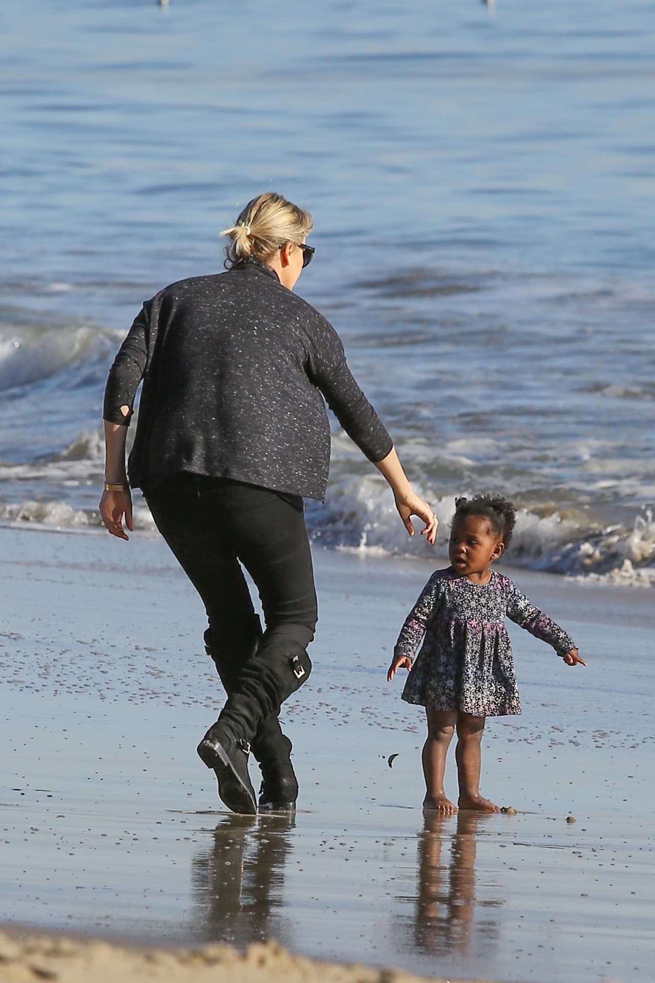 Y August ya iba solita, con su encantador vestidito.