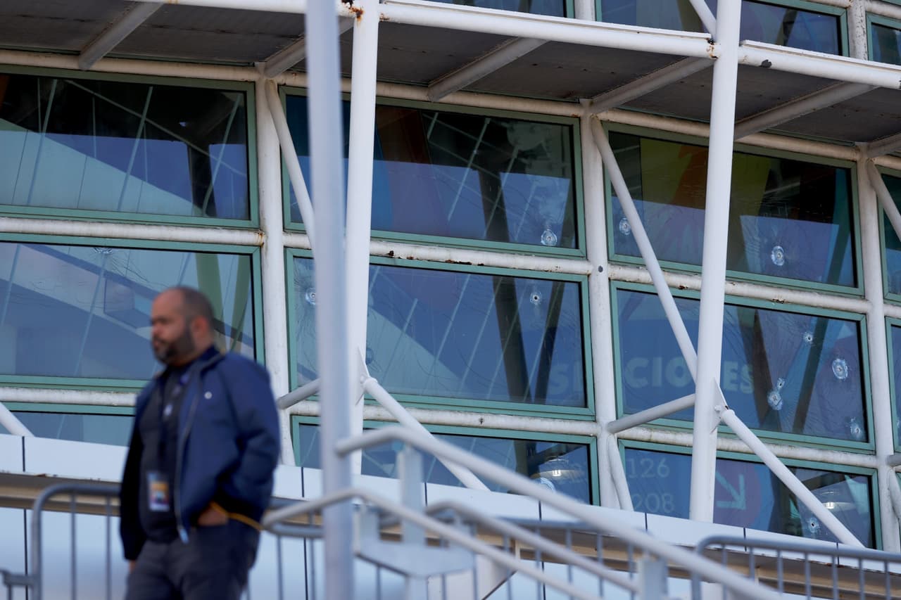 De acuerdo con José Juan García, comandante del área de San Juan, de la Policía de Puerto Rico, más de una persona participó en el atentado porque en la escena encontraron casquillos de tres distintos calibres.