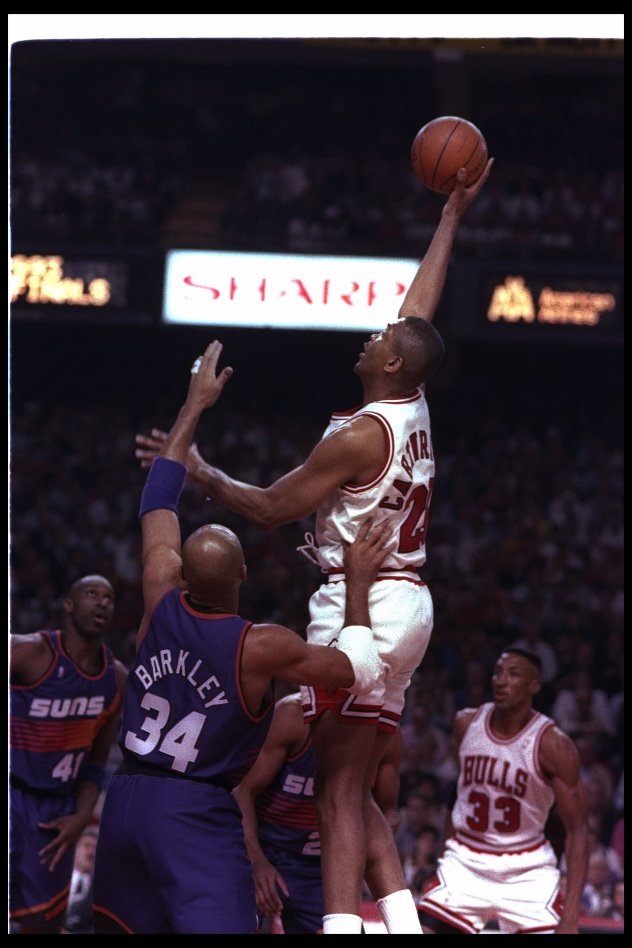 <a href="https://www.nba.com/suns/history/suns-road-1993-nba-finals-finish-line" target="_blank">18 de junio de 1993</a>: El centro Bill Cartwright de los Chicago Bulls gana por dos durante el quinto juego de las finales de la NBA contra los Phoenix Suns en el United Center de Chicago, Illinois. Los Suns ganaron el juego, 108-98.