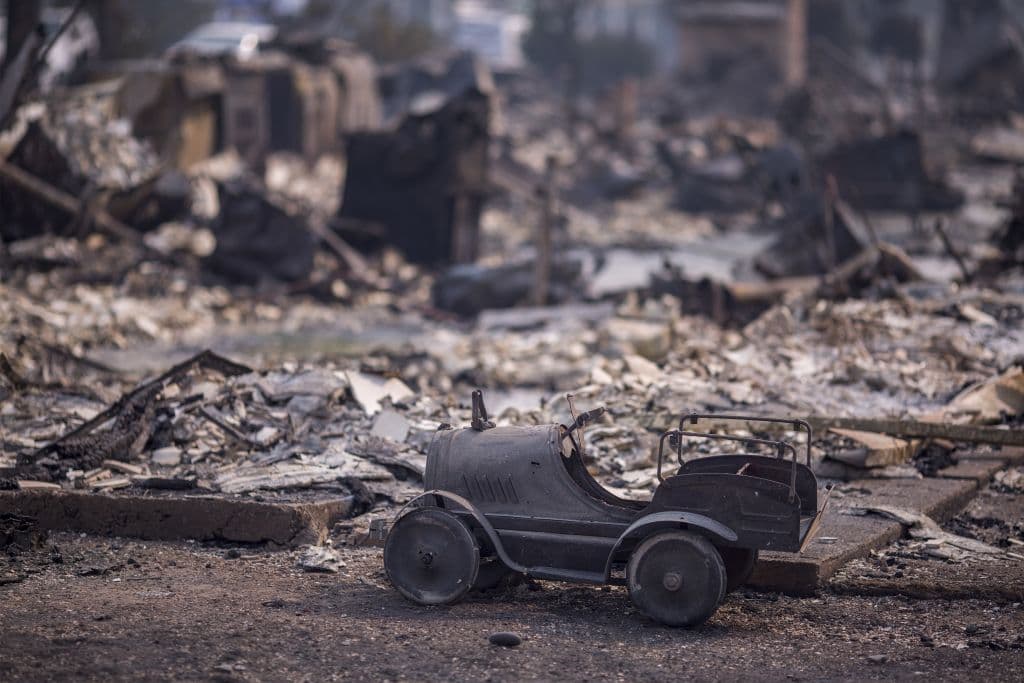 Un juguete entre los escombros de una comunidad en el norte de California.