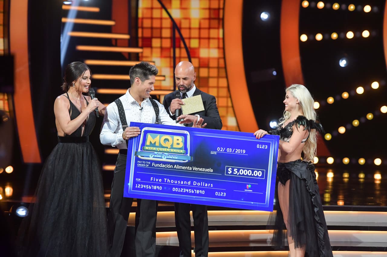 Antes del último baile, Chyno recibió el cheque que entregará a la fundación venezolana que le tocó representar.