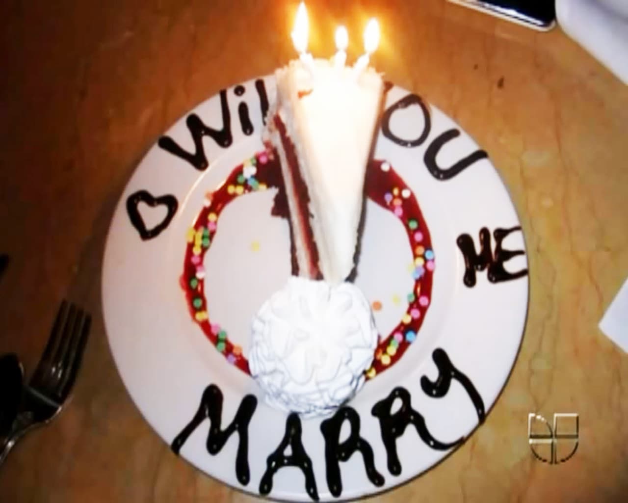 "Yo quería que fuera sorpresa, pero fue todo bien bonito, como una película porque todo mundo se calló, la gente en la cocina dejó de cocinar, las personas paradas en la mesa, y yo me arrodillé y le di su anillo", contó el coréografo para
<a href="https://www.youtube.com/watch?v=EuayPYCK5XU&fbclid=IwAR09YqSyNuDYQuZ1HcnpTf5EidW4A5eU6G8Je7SEe5X0DX_z9JgBGoZcT_Q">El Gordo y la Flaca</a>.
<br>