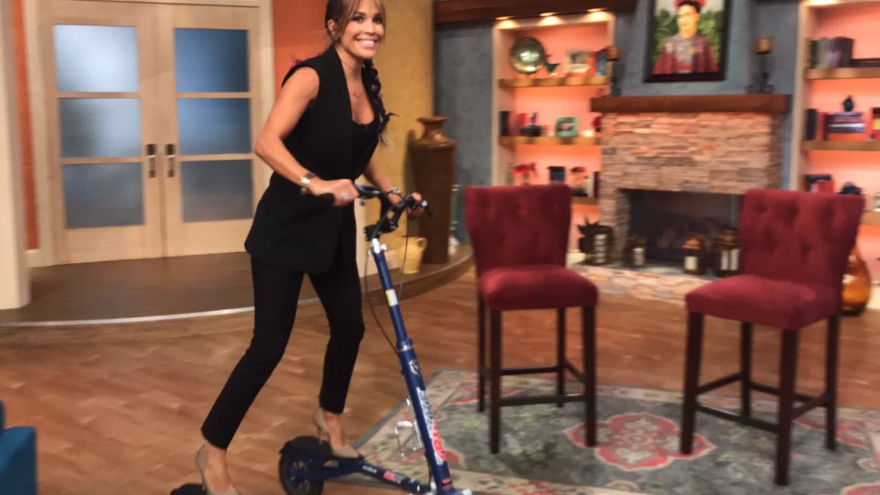 Con estas pícara sonrisa, sorprendimos a Karla Martínez muy divertida por el estudio de Despierta América.