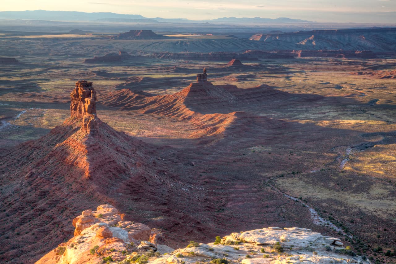 <b>Bears Ears, Utah.</b> La decisión de Obama de proclamar el Monumento Nacional Bears Ears fue para los Republicanos un ejemplo de excesivo alcance ejecutivo. Argumentan que su extensión de 1,35 millones de acres perjudica los derechos de los residentes de Utah, que no pueden desarrollar perforación de petróleo y gas ni expandir el ganado pastando en la tierra. Sin embargo, las tribus nativas de la región ven el sitio como sagrado y consideran la designación como una victoria que están preparados para defender.