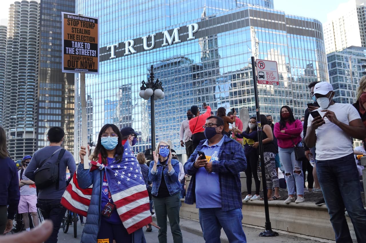 NYPD cierra calles cerca del hotel Trump para mantener a raya a los manifestantes
