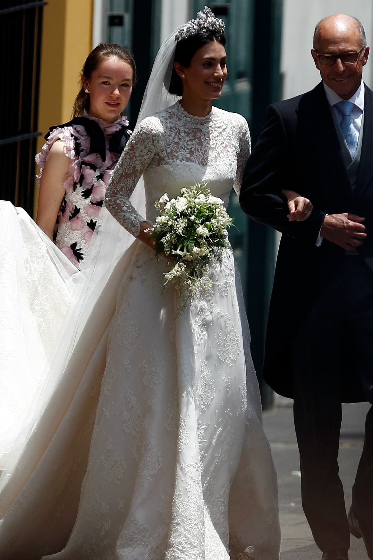 De acuerdo con la revista ¡Hola! México, para elaborar el vestido de Alessandra (diseñado por el español Jorge Vázquez) se necesitaron 600 horas de taller y estuvo compuesto por mangas largas de encaje, cuerpo ajustado y falda princesa. Fue realizado en gazar de seda doble y chantilly rebordado a mano.