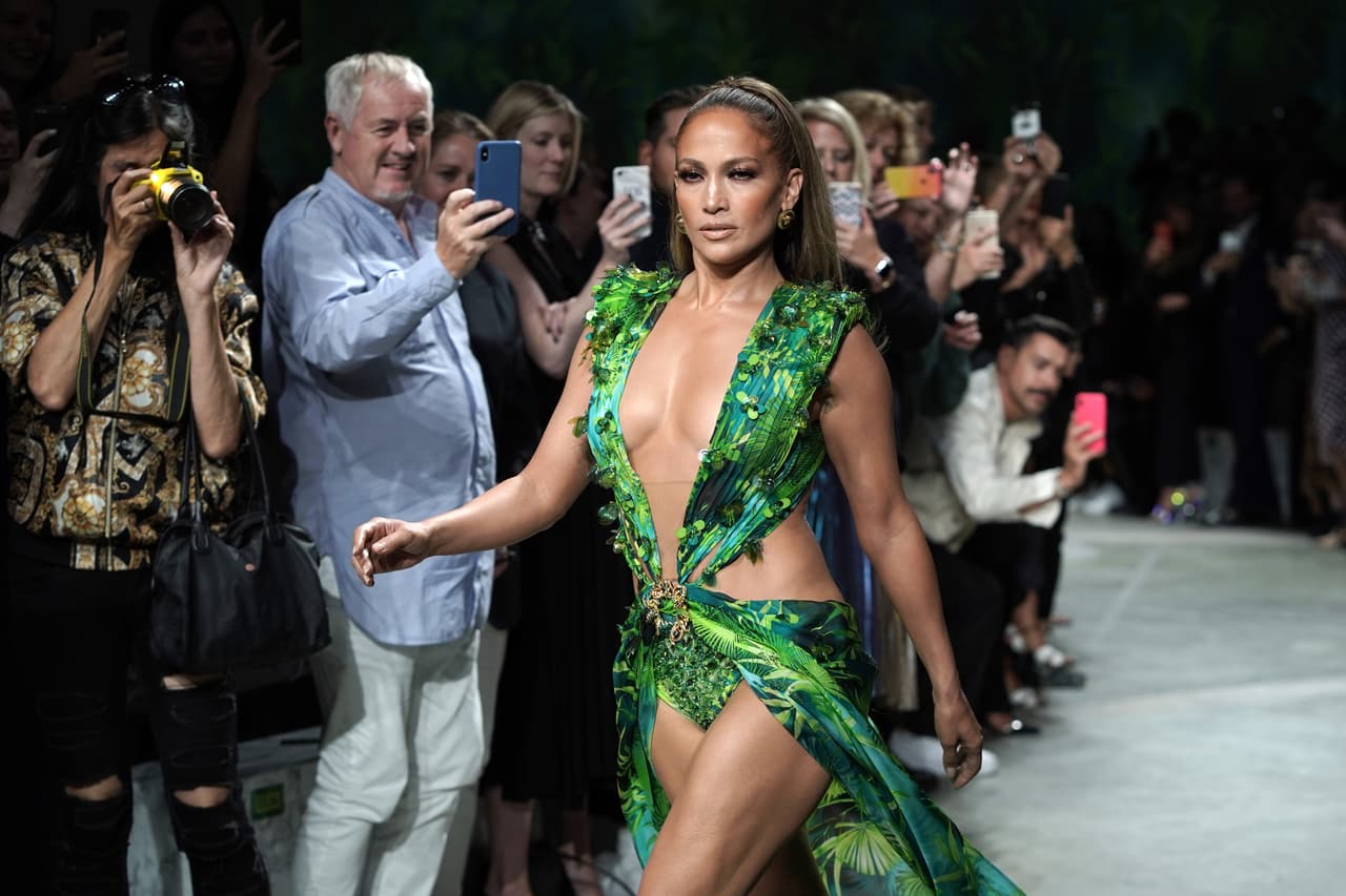 Y su impacto no se limita al vestido. La cara, los gestos y su actitud son totalmente distintos. Eso quedó demostrado a cada paso que caminó en la pasarela de Donatella Versace, diseñadora de todas las prendas ‘jungle’ que ha usado JLo.
<br>