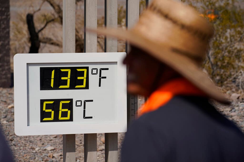 El lugar es conocido por sus altas temperaturas y sequía. El año pasado durante esta época temperaturas de más de 130 grados Fahrenheit rompieron
<a href="https://www.univision.com/local/los-angeles-kmex/el-valle-de-la-muerte-en-california-registra-130-seria-la-temperatura-mas-alta-de-la-tierra-en-100-anos" target="_blank">récord a nivel mundial</a>.