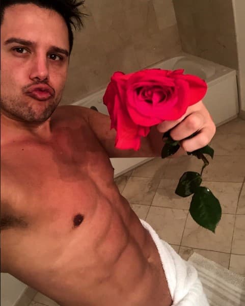 Pocas veces lo vemos así de sexy y seductor.