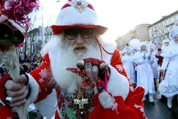 Un hombre vestido como Papá Noël, el equivalente de Santa Claus, forma parte en el desfile de un Año Nuevo anual en Minsk.