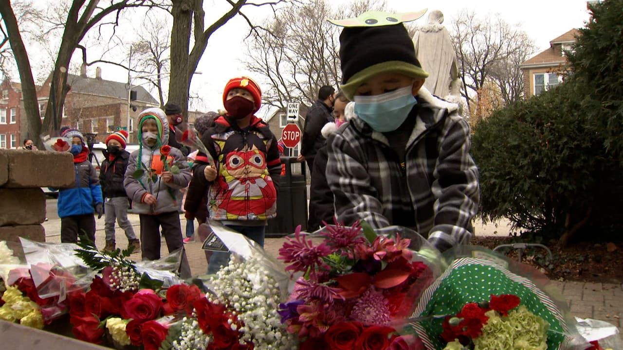 Los estudiantes llevaron rosas y flores a la Virgen de Guadalupe.