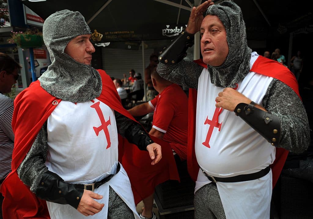 Por qué Catar prohibió que fanáticos ingleses se vistan de caballeros medievales