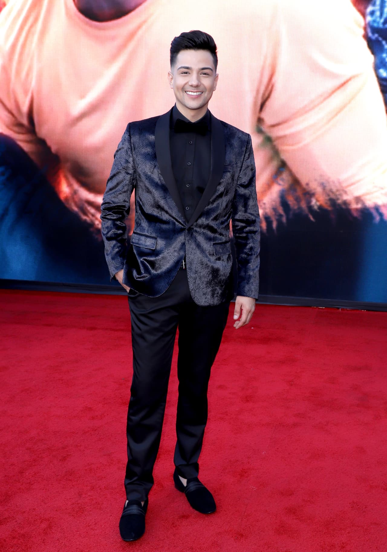 Luis Coronel también se sumó a la tendecia terciopelo.