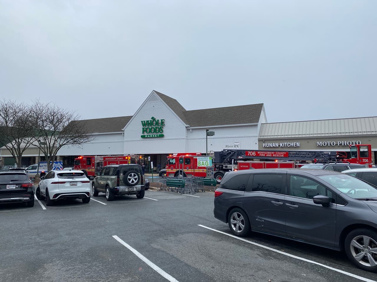 En el vehículo negro, aparentemente un Volvo XC40, había dos personas, las cuales tenían lesiones que no ponían en riesgo sus vidas.