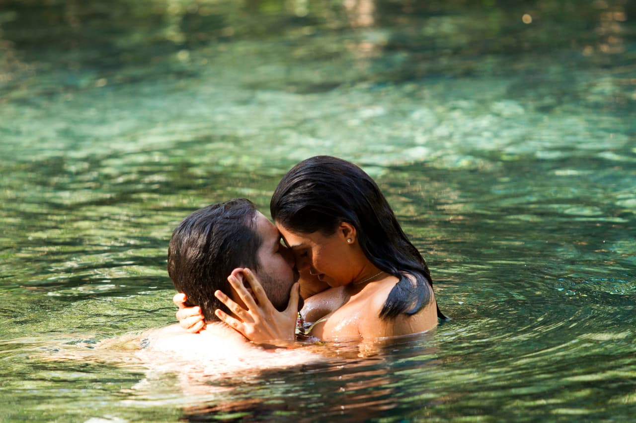 Yolanda le juró a John que no hay otro hombre en su corazón y que su amor es completamente de él.