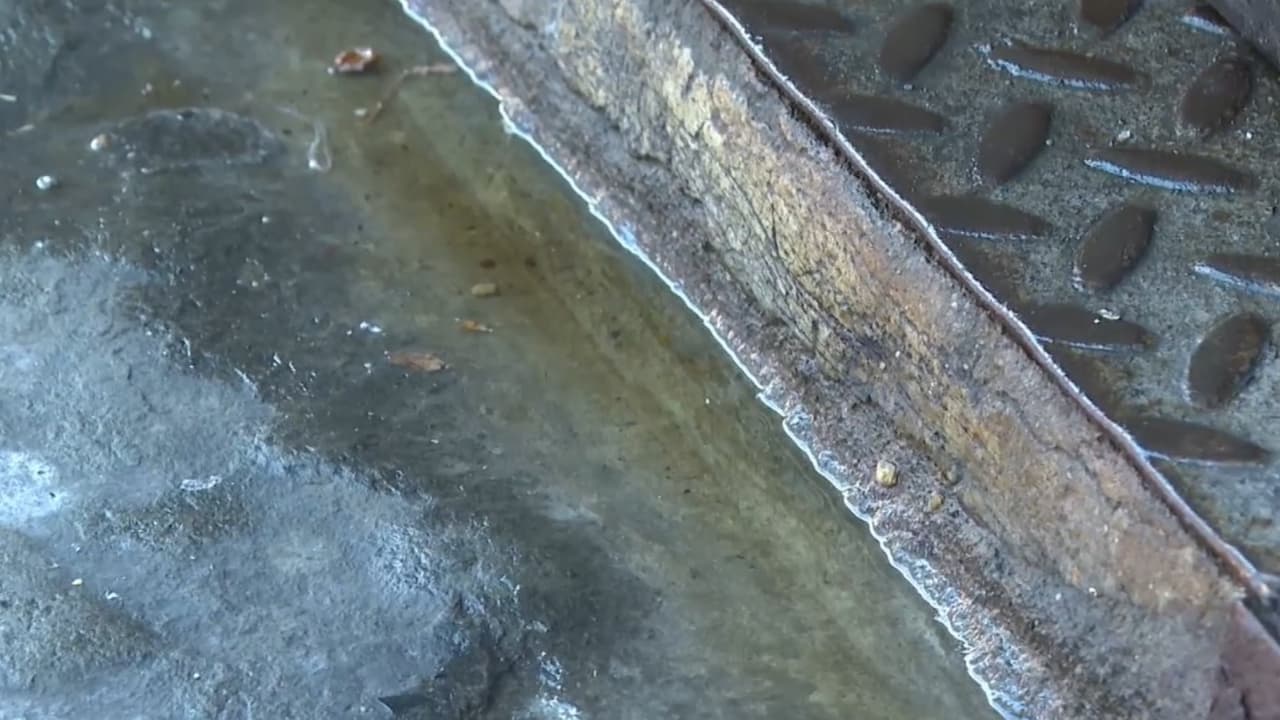 En la entrada principal del edificio, la bienvenida la ofrece un charco de orina. Es parte de las calamidades que viven los vecinos, cuando cualquier persona en situación de calle pretende hacer allí sus necesidades.